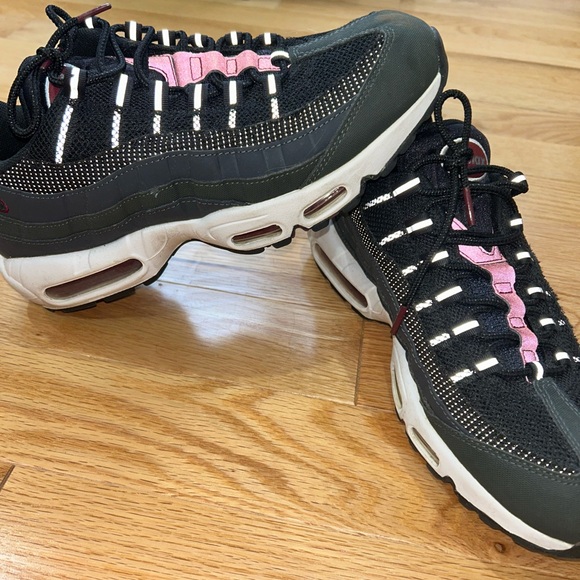 Nike Air Max 95 Red and Black Sneakers size 11 - Picture 2 of 8